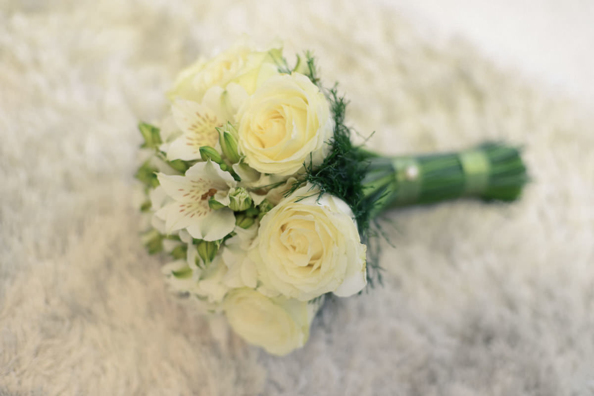Making of da noiva no salão de belza Camaleão Cabelo e Estética em Campo Largo, fotografado pelo melhor fotógrafo de casamentos e ensaios de campo largo e Curitiba, Michel Druziki. Buquê de flores brancas 