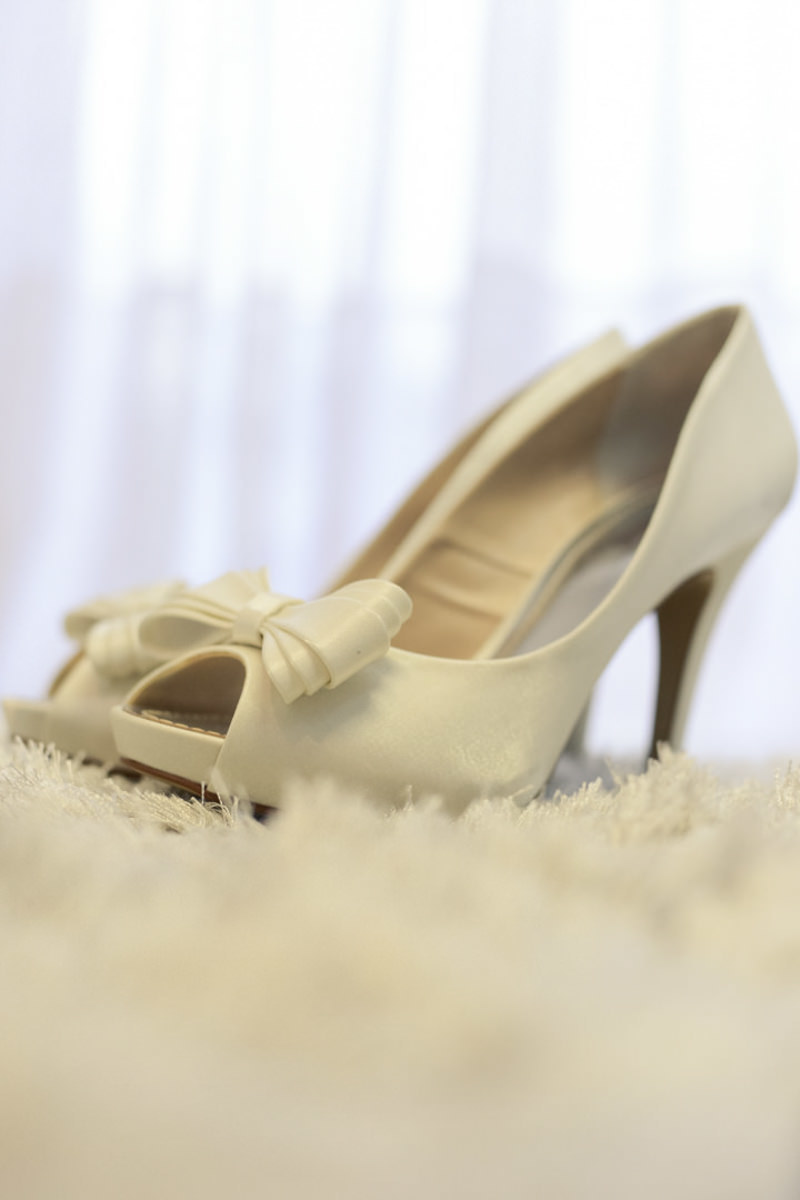 Making of da noiva no salão de belza Camaleão Cabelo e Estética em Campo Largo, fotografado pelo melhor fotógrafo de casamentos e ensaios de campo largo e Curitiba, Michel Druziki. Sapato branco da noiva 