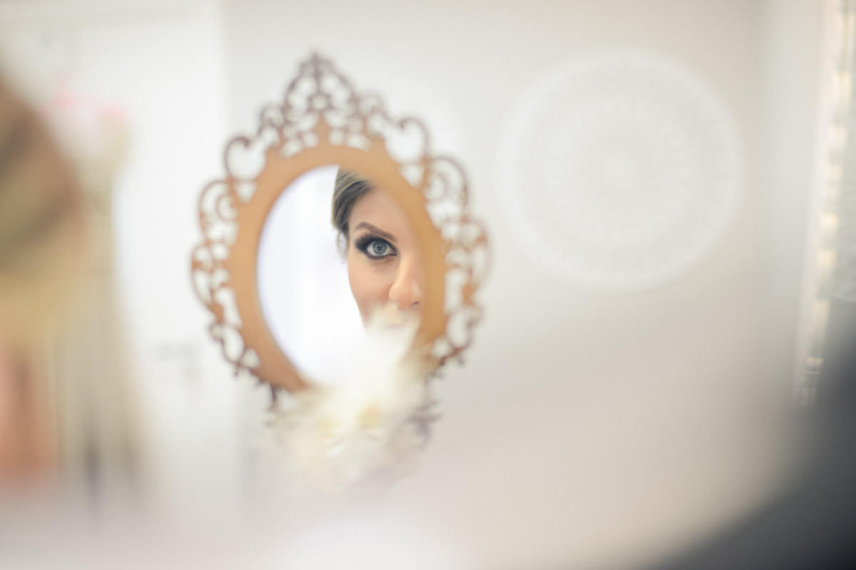 Making of da noiva no salão de belza Camaleão Cabelo e Estética em Campo Largo, fotografado pelo melhor fotógrafo de casamentos e ensaios de campo largo e Curitiba, Michel Druziki. Noiva se olhando no espelho de mão 