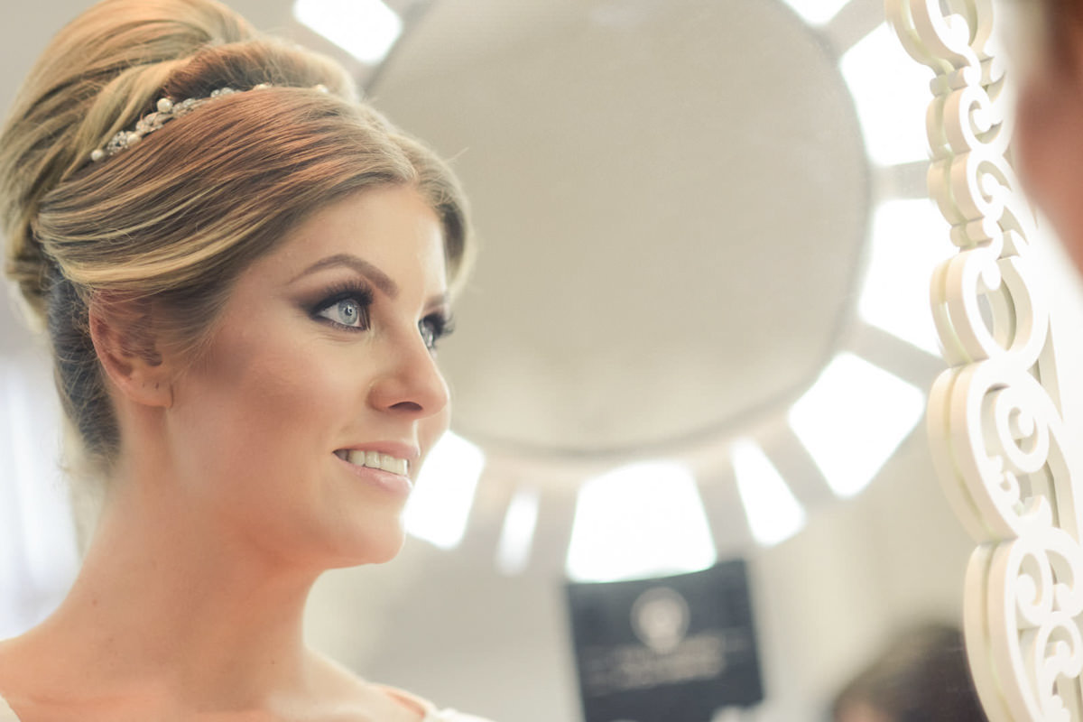 Making of da noiva no salão de belza Camaleão Cabelo e Estética em Campo Largo, fotografado pelo melhor fotógrafo de casamentos e ensaios de campo largo e Curitiba, Michel Druziki. Noiva pronta sorrindo 