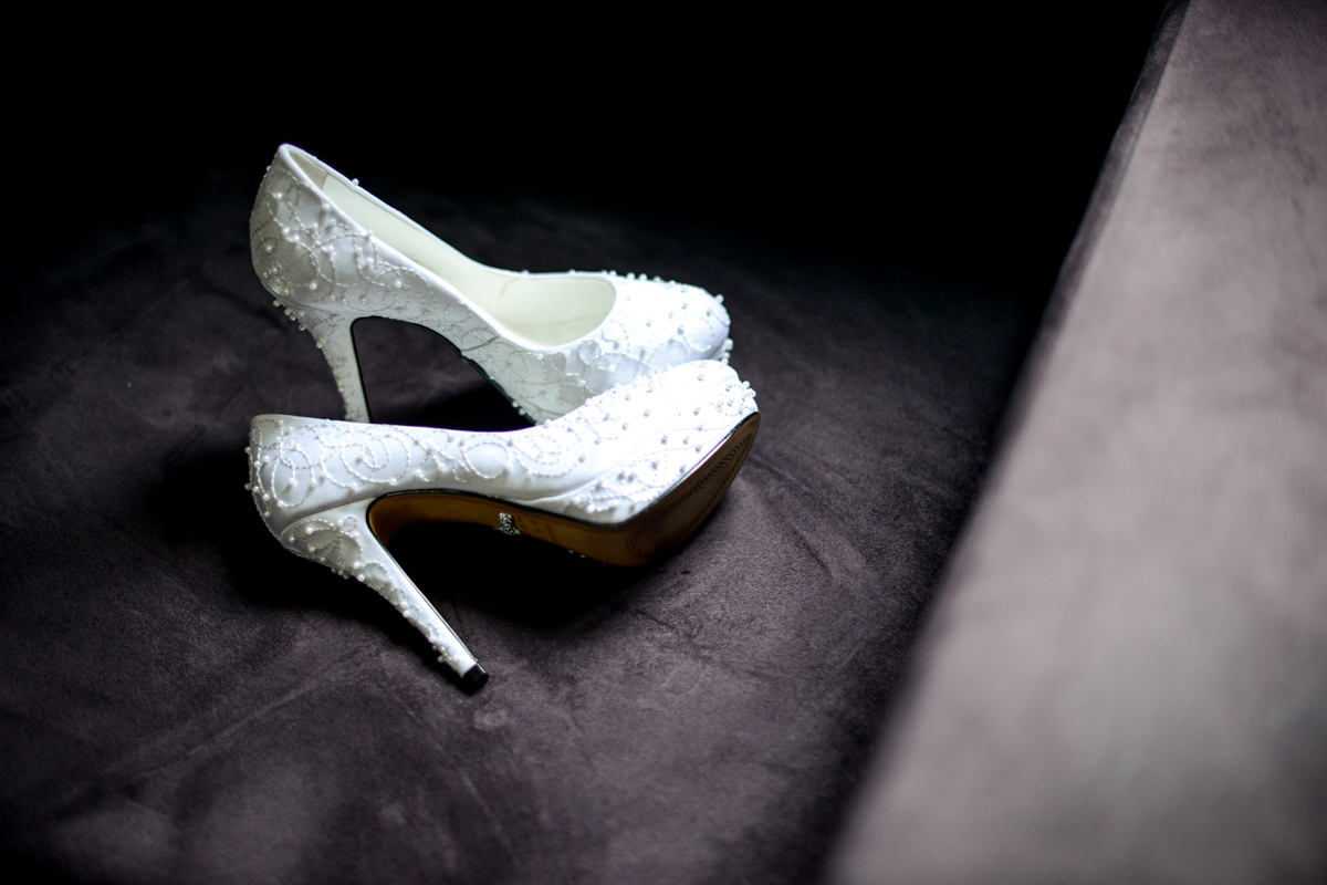 Making of do casal Anny e Rodolfo fotografado pelo melhor fotógrafo de casamentos de campo largo e Curitiba, Michel Druziki. Sapatos da noiva