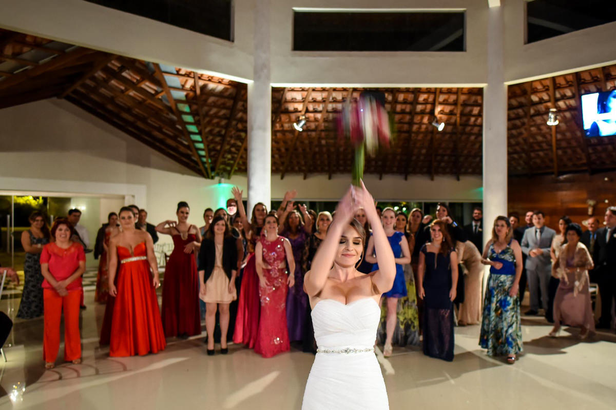 Casamento ao ar livre e de dia dos noivos Anny e Rodolfo fotografado pelo melhor fotógrafo de Campo Largo e região de Curitiba, Michel Druziki. Noiva jogando o buquê