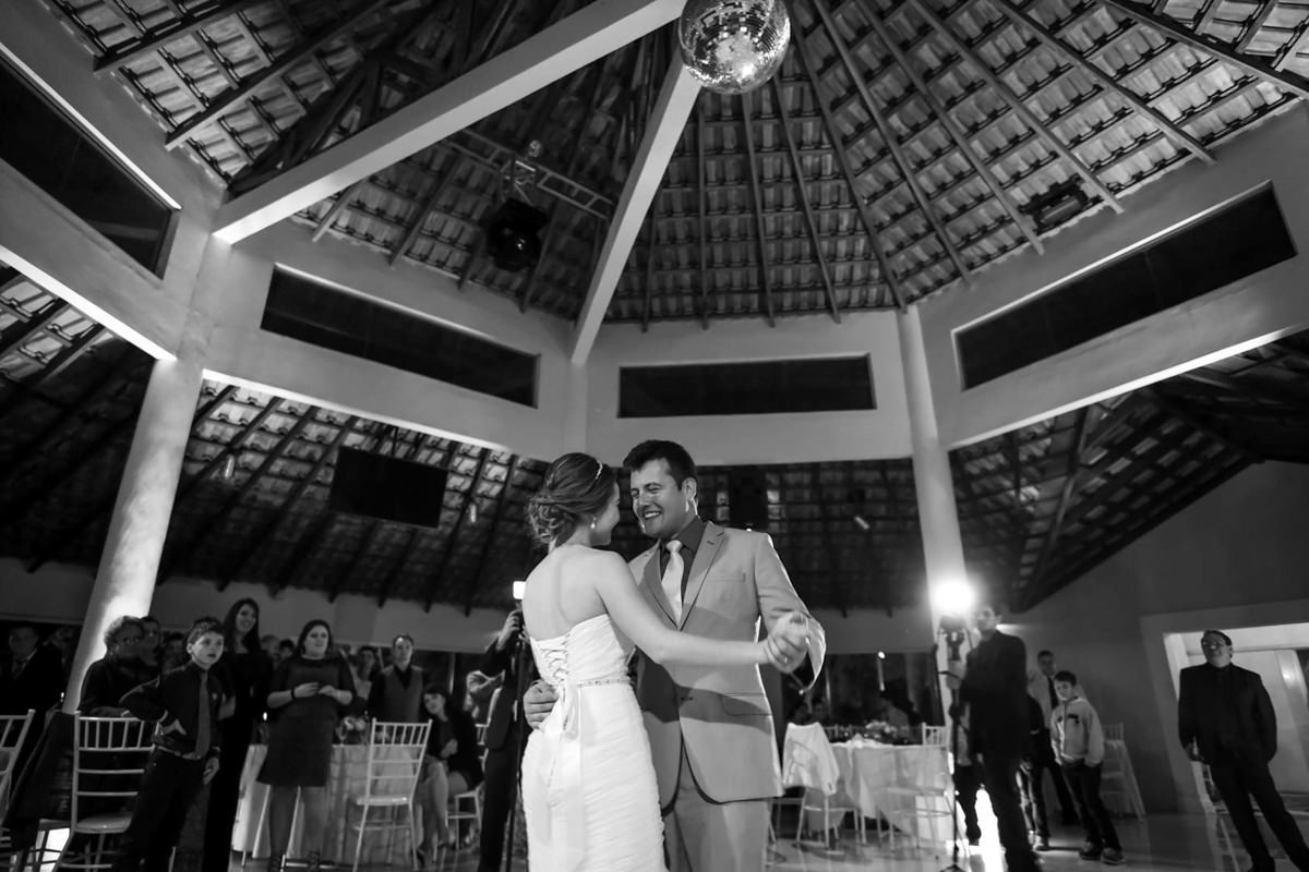 Casamento ao ar livre e de dia dos noivos Anny e Rodolfo fotografado pelo melhor fotógrafo de Campo Largo e região de Curitiba, Michel Druziki. Noivos dançando