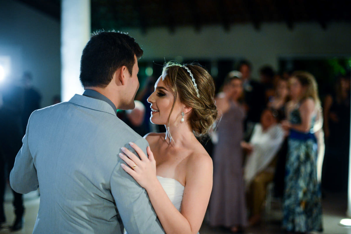 Casamento ao ar livre e de dia dos noivos Anny e Rodolfo fotografado pelo melhor fotógrafo de Campo Largo e região de Curitiba, Michel Druziki. Noivos dançando
