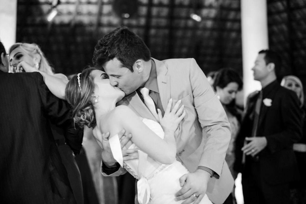 Casamento ao ar livre e de dia dos noivos Anny e Rodolfo fotografado pelo melhor fotógrafo de Campo Largo e região de Curitiba, Michel Druziki. Noivos dançando