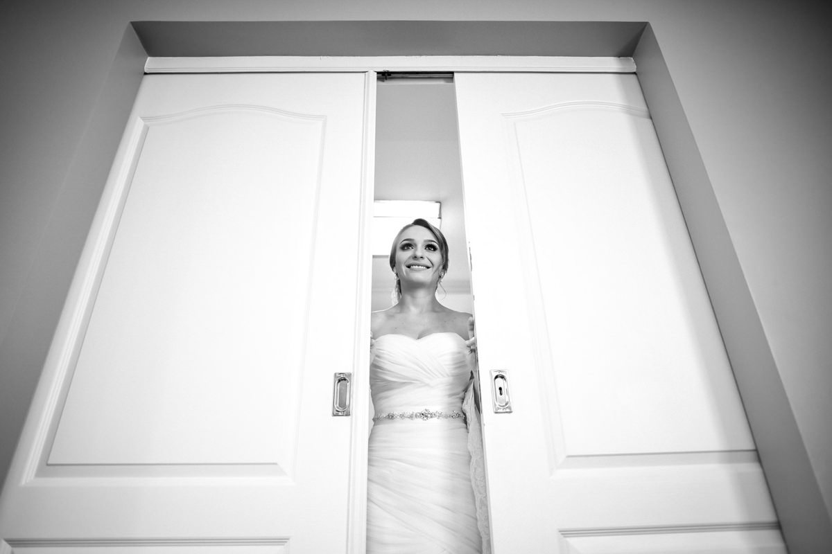 Making of do casal Anny e Rodolfo fotografado pelo melhor fotógrafo de casamentos de campo largo e Curitiba, Michel Druziki. Noiva pronta abrindo a porta
