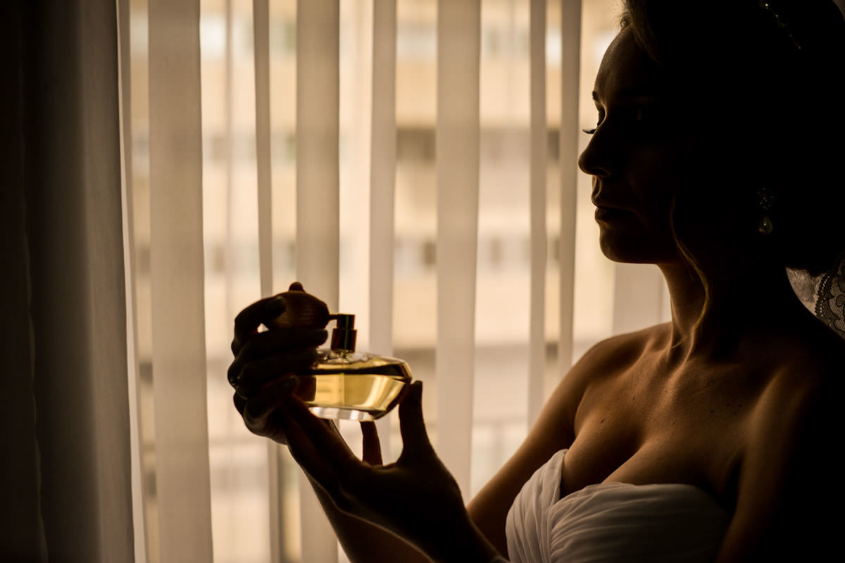 Making of do casal Anny e Rodolfo fotografado pelo melhor fotógrafo de casamentos de campo largo e Curitiba, Michel Druziki. Noiva passando perfume