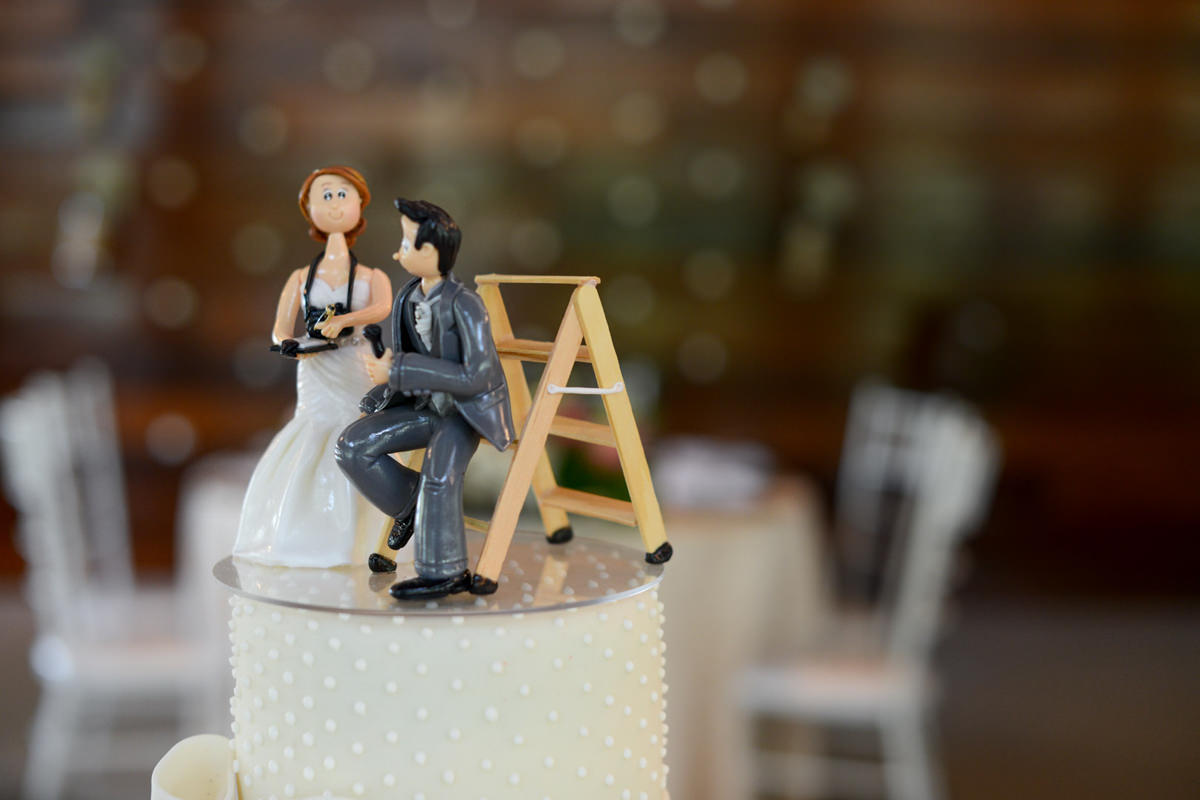 Making of do casal Anny e Rodolfo fotografado pelo melhor fotógrafo de casamentos de campo largo e Curitiba, Michel Druziki. Bonequinhos dos noivo. Noiva fotógrafa e noivo comediante