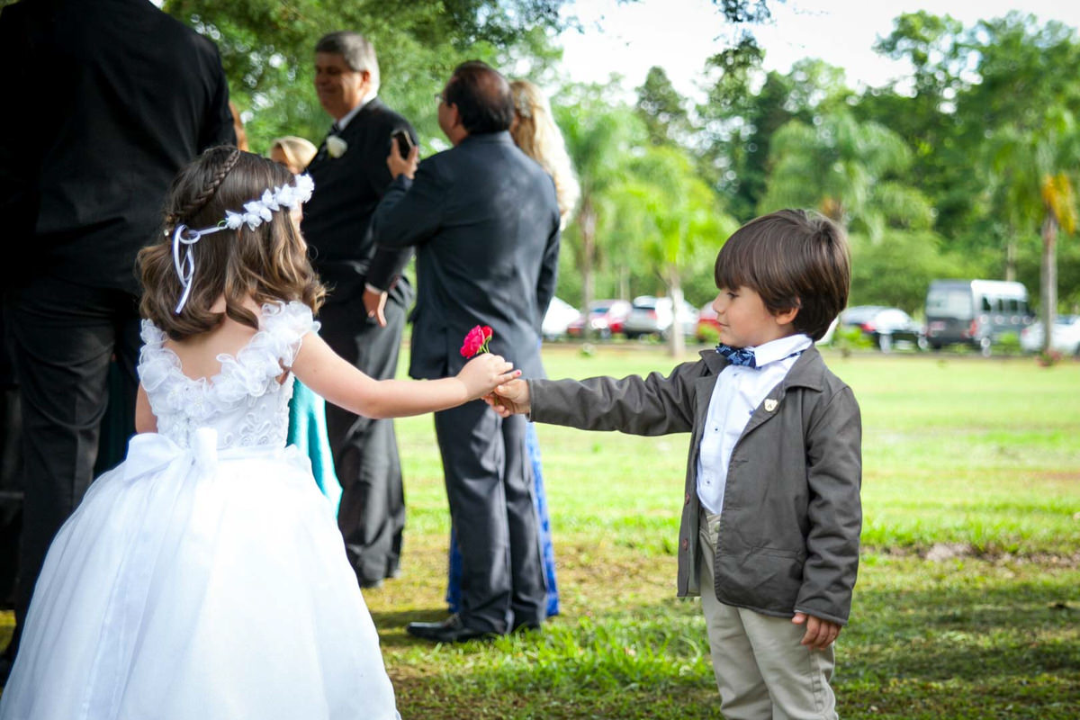 Pagem dando rosa para daminha casamento fofo campo largo curitiba