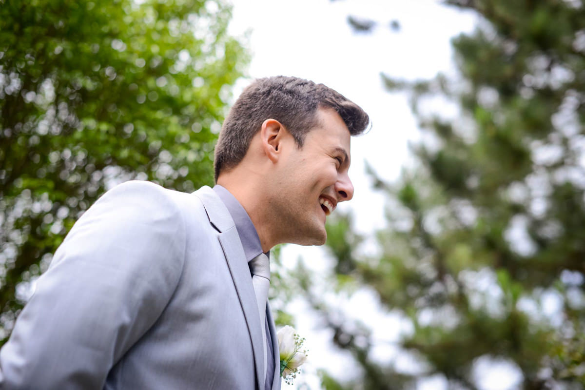 Casamento ao ar livre e de dia dos noivos Anny e Rodolfo fotografado pelo melhor fotógrafo de Campo Largo e região de Curitiba, Michel Druziki. Noivo sorrindo esperando a noiva