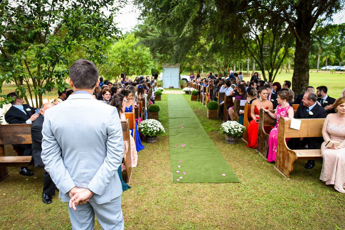 Casamento ao ar livre e de dia dos noivos Anny e Rodolfo fotografado pelo melhor fotógrafo de Campo Largo e região de Curitiba, Michel Druziki. Noivo esperando a noiva