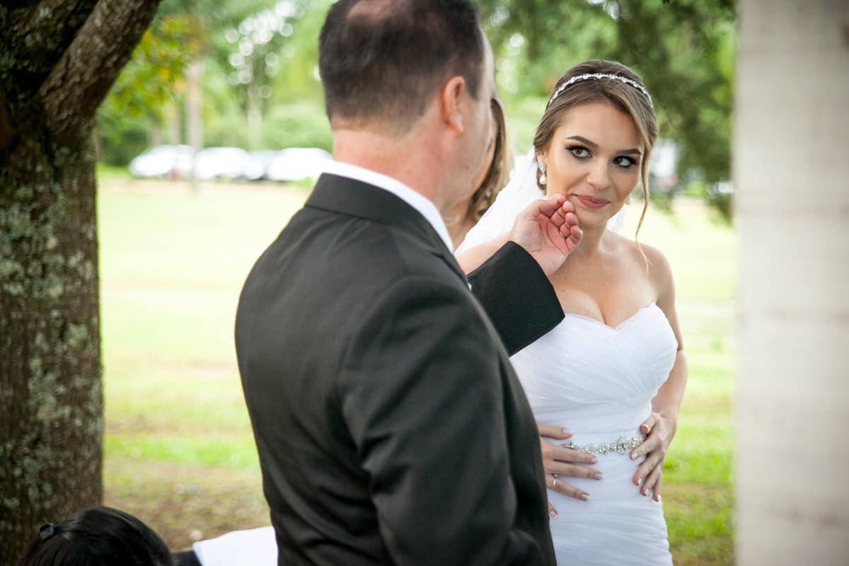 Casamento ao ar livre e de dia dos noivos Anny e Rodolfo fotografado pelo melhor fotógrafo de Campo Largo e região de Curitiba, Michel Druziki. Pai da noiva e a noiva antes da entrada na cerimônia