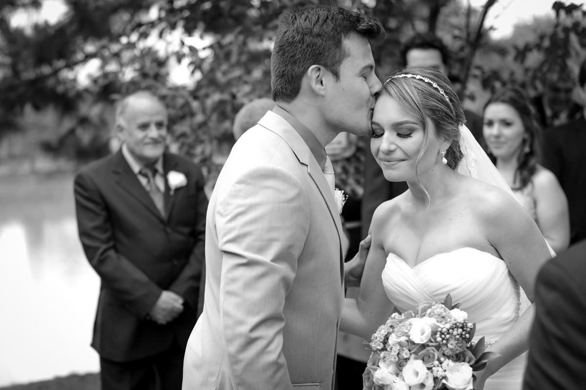 Casamento ao ar livre e de dia dos noivos Anny e Rodolfo fotografado pelo melhor fotógrafo de Campo Largo e região de Curitiba, Michel Druziki. Noivo recebendo noiva no altar com beijo na testa