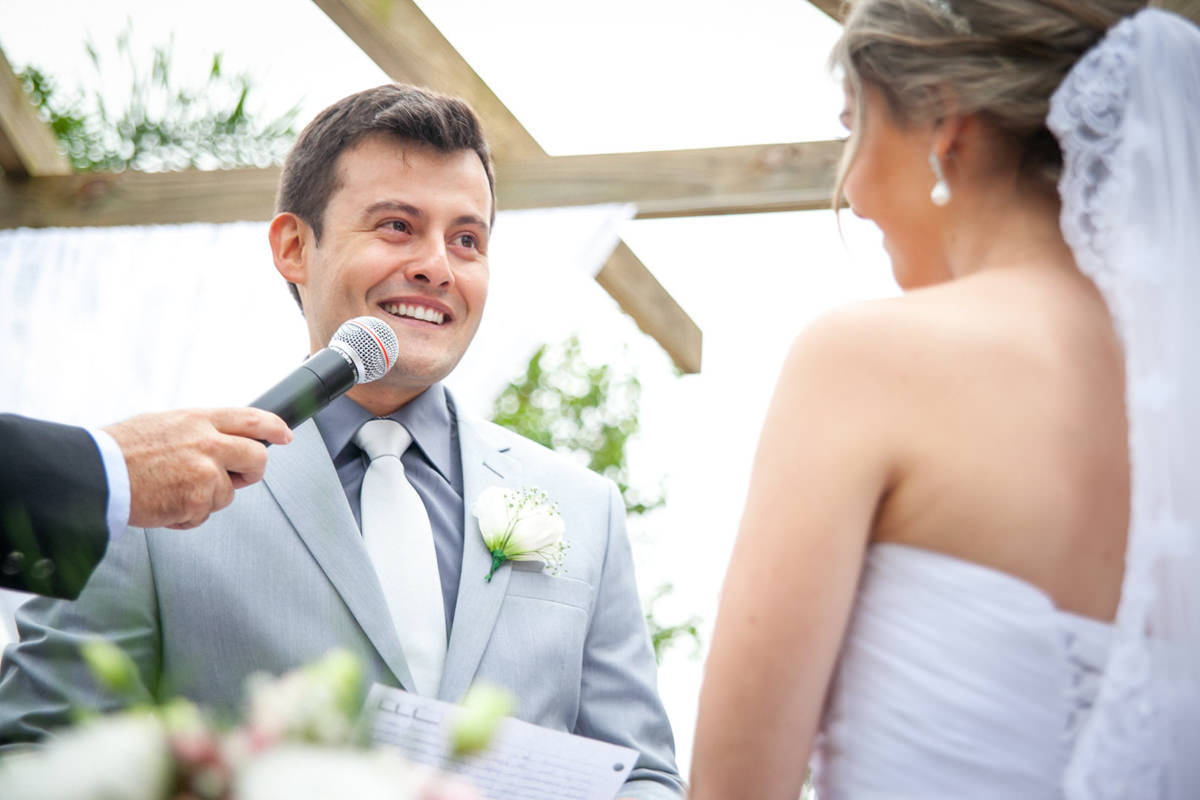Casamento ao ar livre e de dia dos noivos Anny e Rodolfo fotografado pelo melhor fotógrafo de Campo Largo e região de Curitiba, Michel Druziki. Noivo falando no microfone os votos do casamento