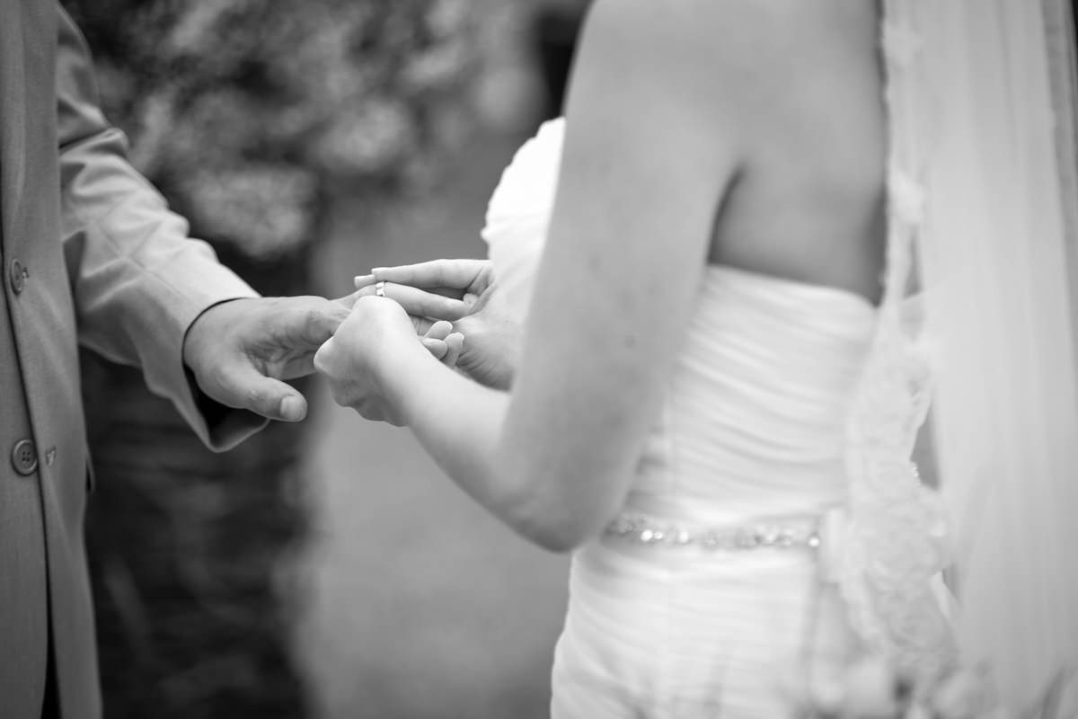 Casamento ao ar livre e de dia dos noivos Anny e Rodolfo fotografado pelo melhor fotógrafo de Campo Largo e região de Curitiba, Michel Druziki. Noiva colocando a aliança no dedo do noivo