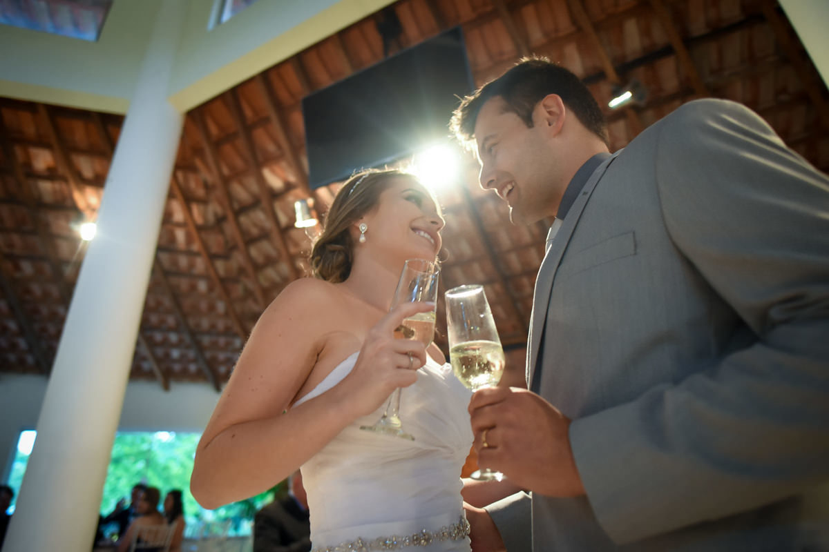 Casamento ao ar livre e de dia dos noivos Anny e Rodolfo fotografado pelo melhor fotógrafo de Campo Largo e região de Curitiba, Michel Druziki. Brinde dos noivos