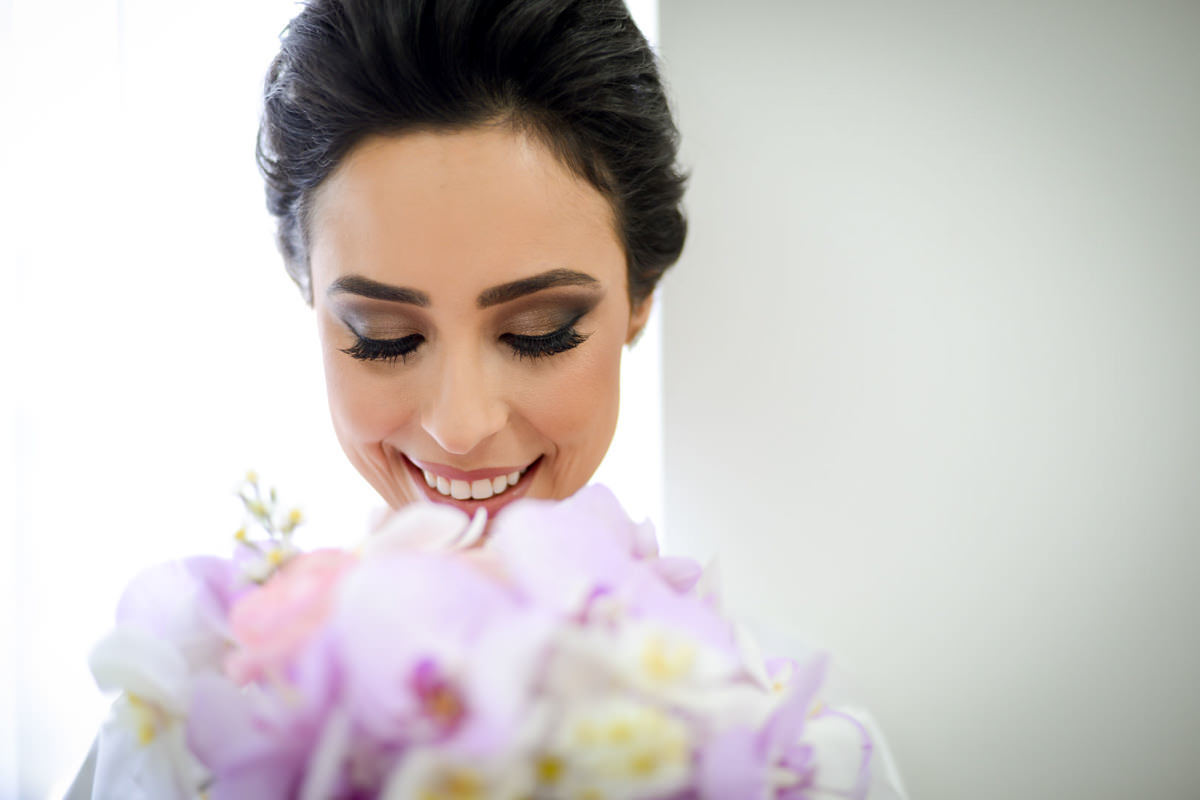 O fotógrafo de casamentos Michel Druziki em Campo Largo e Curitiba, fotografou making of da noiva Camila, no salão Camaleão Cabelo e Estética. Noiva com buquê de orquídeas lilás