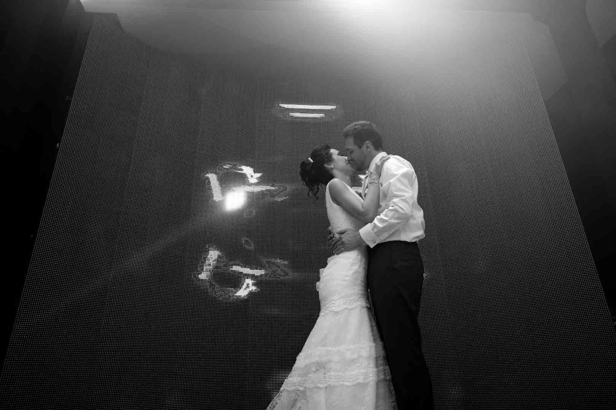 O fotógrafo de casamentos Michel Druziki, fotografou o casamento lindo do casal Camila e Bruno, na igreja Matriz em Campo Largo. Noivos dançando em cima do palco