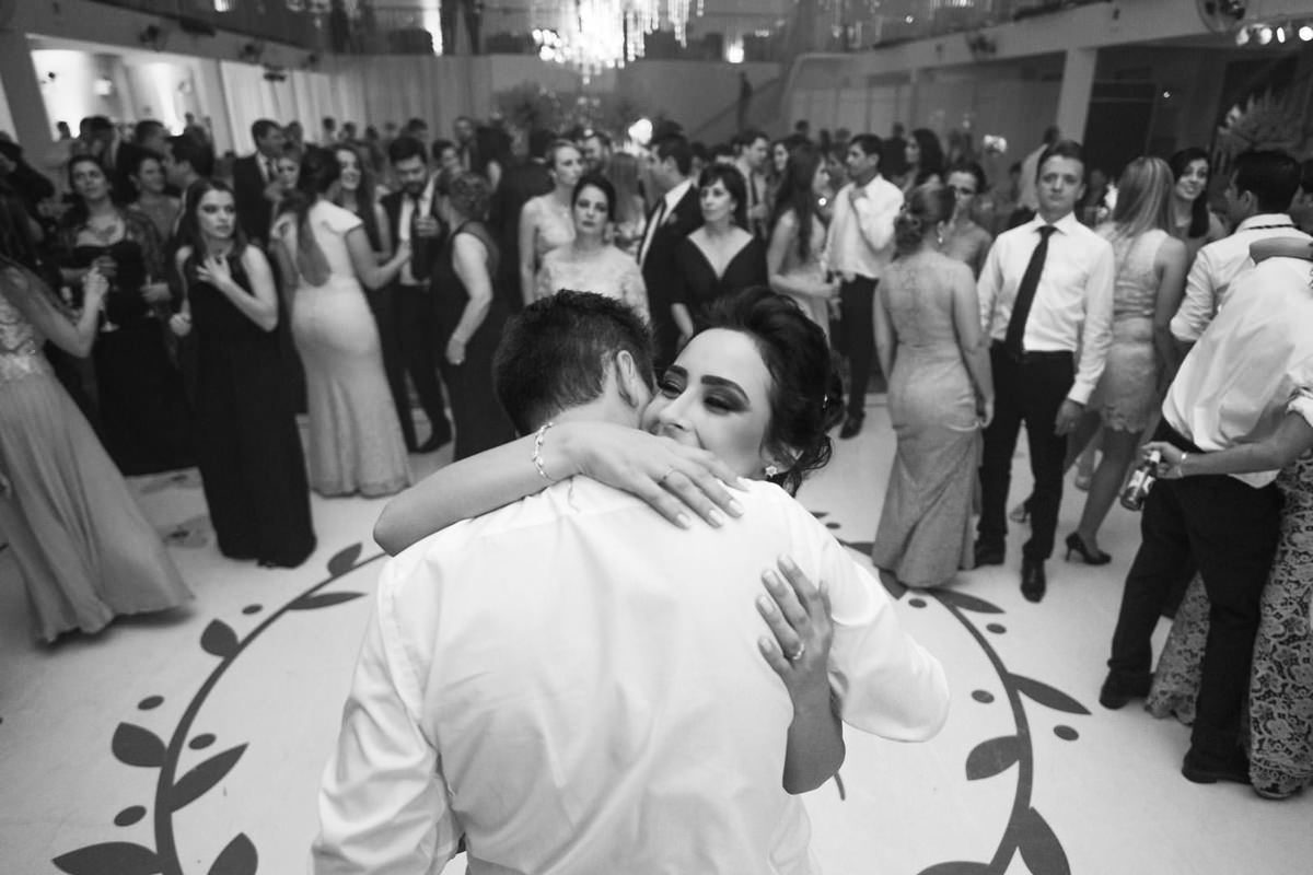 O fotógrafo de casamentos Michel Druziki, fotografou o casamento lindo do casal Camila e Bruno, na igreja Matriz em Campo Largo. Noivos abraçados e noiva sorrindo