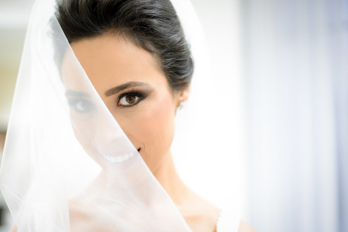 O fotógrafo de casamentos Michel Druziki em Campo Largo e Curitiba, fotografou making of da noiva Camila, no salão Camaleão Cabelo e Estética. Noiva sorrindo com o véu 