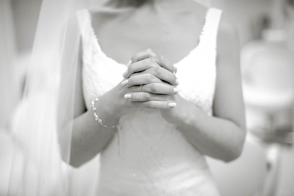 O fotógrafo de casamentos Michel Druziki em Campo Largo e Curitiba, fotografou making of da noiva Camila, no salão Camaleão Cabelo e Estética. Detalhe das mãos da noiva