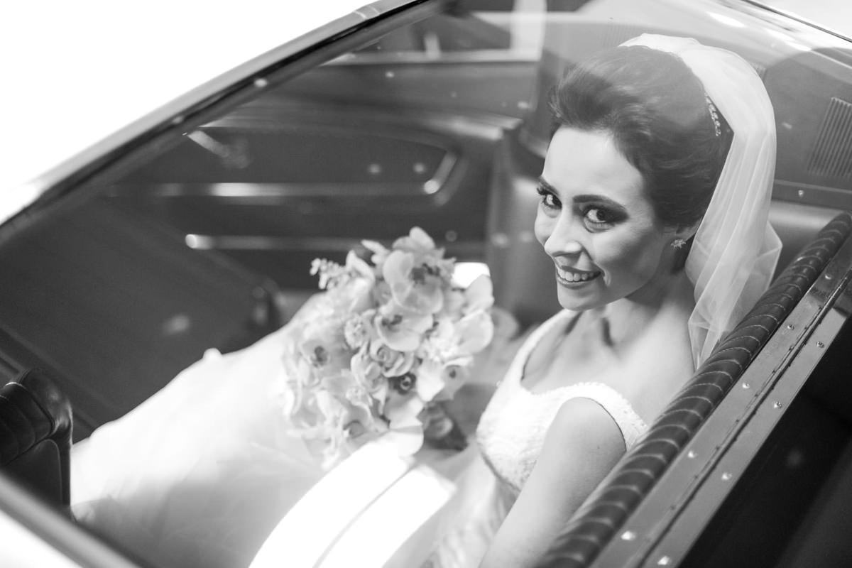 O fotógrafo de casamentos Michel Druziki em Campo Largo e Curitiba, fotografou making of da noiva Camila, no salão Camaleão Cabelo e Estética. Noiva dentro do carro à caminho da igreja