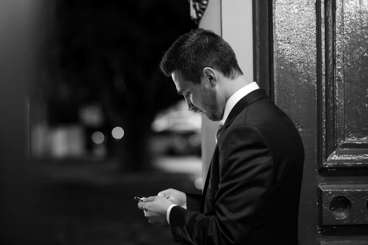 O fotógrafo de casamentos Michel Druziki, fotografou o casamento lindo do casal Camila e Bruno, na igreja Matriz em Campo Largo. Noivo esperando a noiva em frente à igreja 