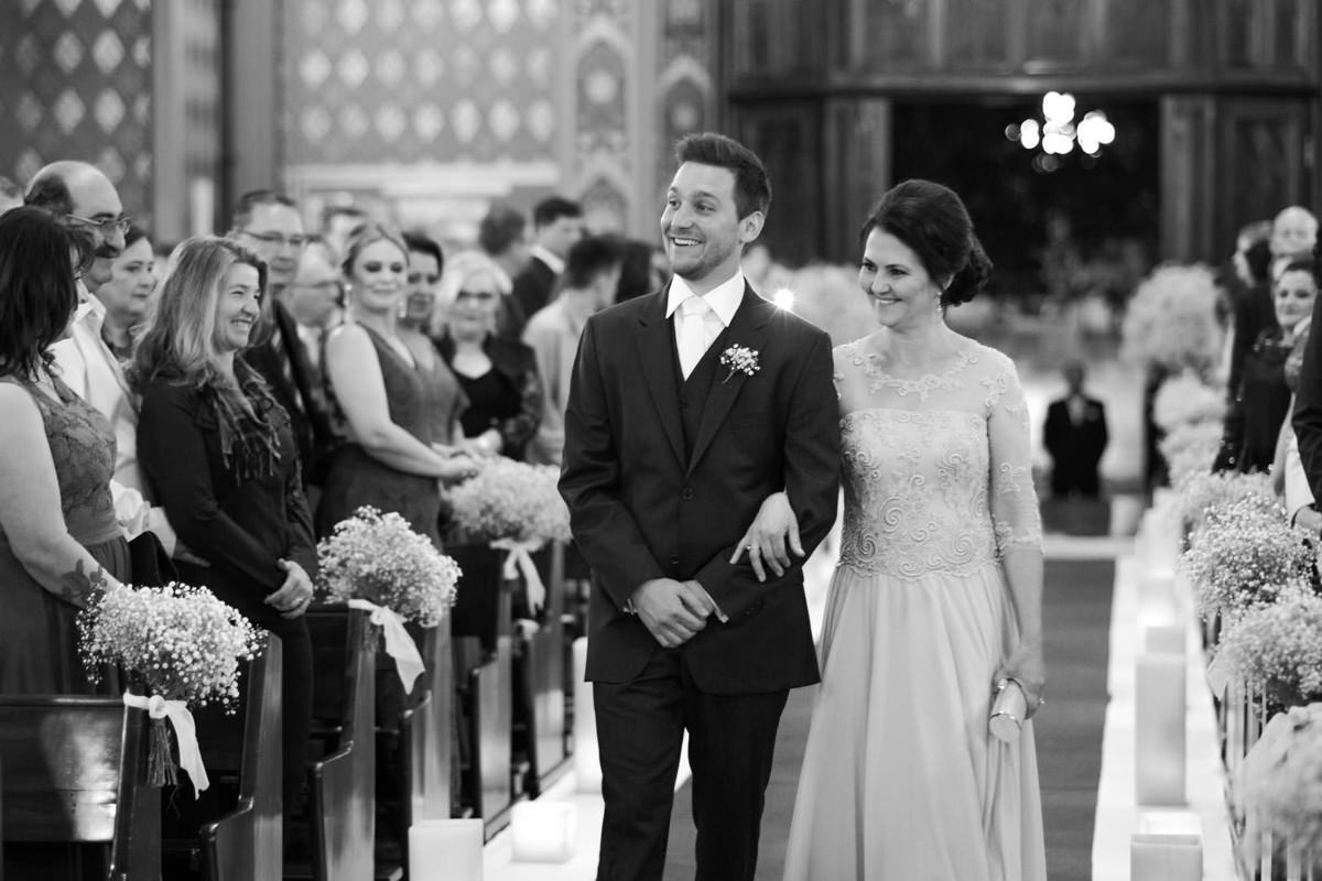 O fotógrafo de casamentos Michel Druziki, fotografou o casamento lindo do casal Camila e Bruno, na igreja Matriz em Campo Largo. Entrada do noivo na igreja com a mãe 