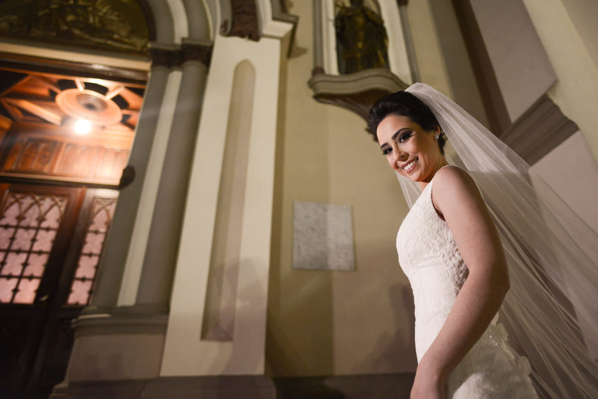 O fotógrafo de casamentos Michel Druziki, fotografou o casamento lindo do casal Camila e Bruno, na igreja Matriz em Campo Largo. A noiva Camila na entrada da igreja