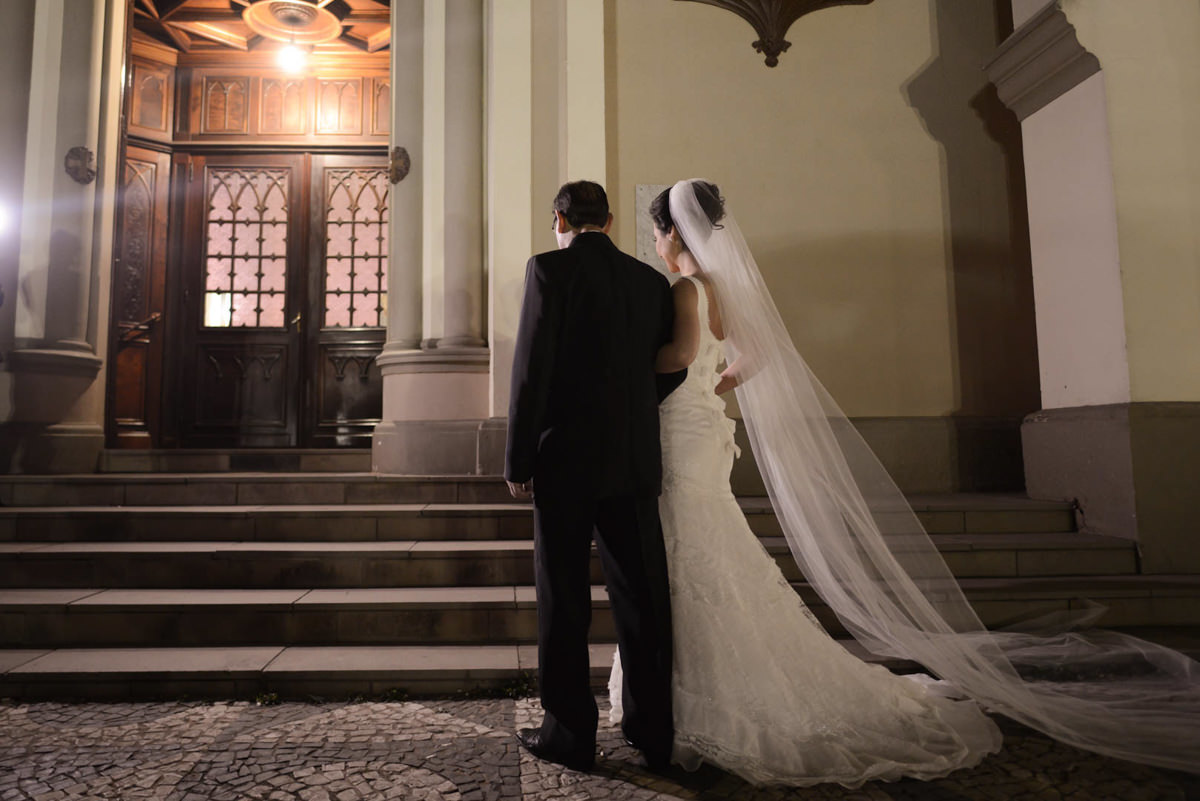 O fotógrafo de casamentos Michel Druziki, fotografou o casamento lindo do casal Camila e Bruno, na igreja Matriz em Campo Largo. A noiva acompanhada do pai na entrada da igreja 