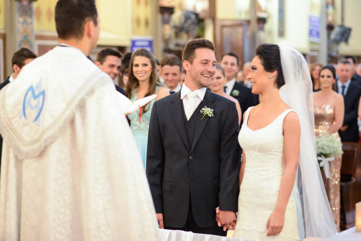 O fotógrafo de casamentos Michel Druziki, fotografou o casamento lindo do casal Camila e Bruno, na igreja Matriz em Campo Largo. Noivos sorrindo e se olhando durante a cerimônia