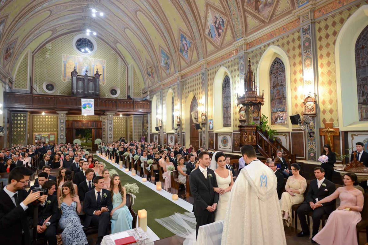 O fotógrafo de casamentos Michel Druziki, fotografou o casamento lindo do casal Camila e Bruno, na igreja Matriz em Campo Largo. 