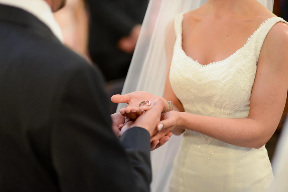 O fotógrafo de casamentos Michel Druziki, fotografou o casamento lindo do casal Camila e Bruno, na igreja Matriz em Campo Largo. Momento das bençãos das alianças