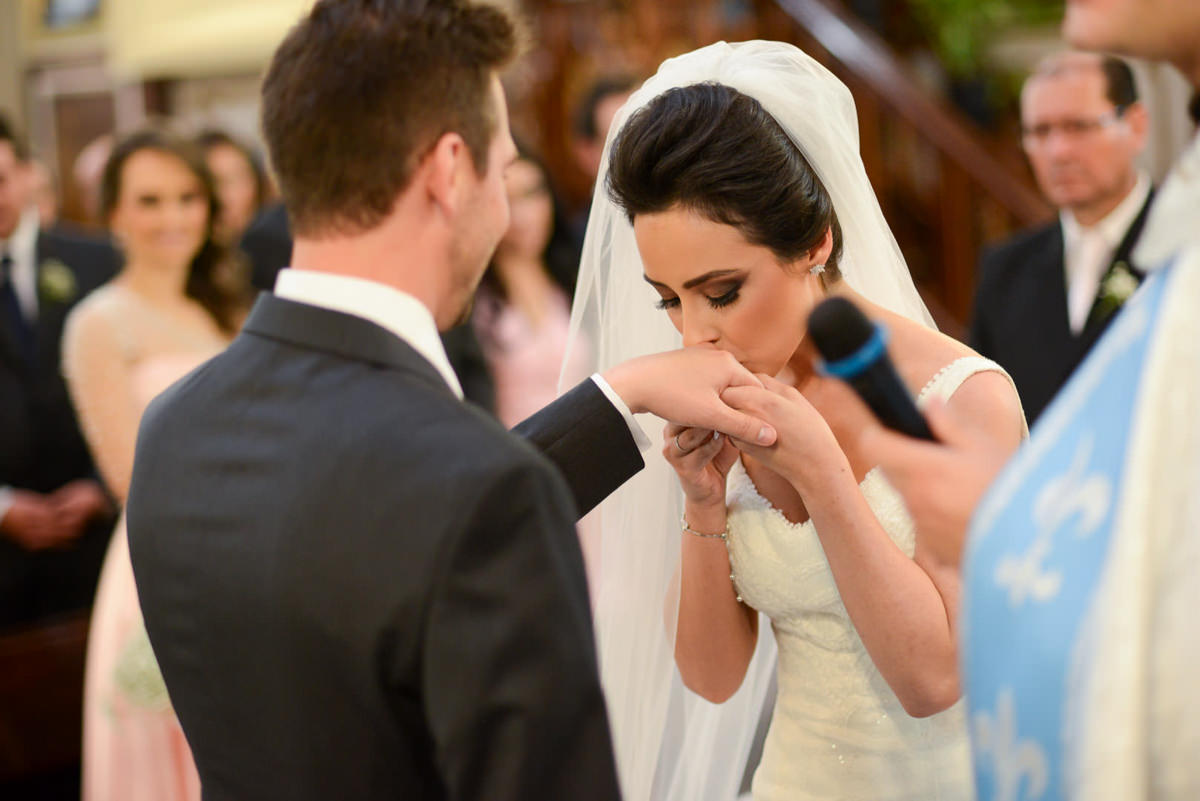 O fotógrafo de casamentos Michel Druziki, fotografou o casamento lindo do casal Camila e Bruno, na igreja Matriz em Campo Largo. Noiva beijando a aliança do noivo