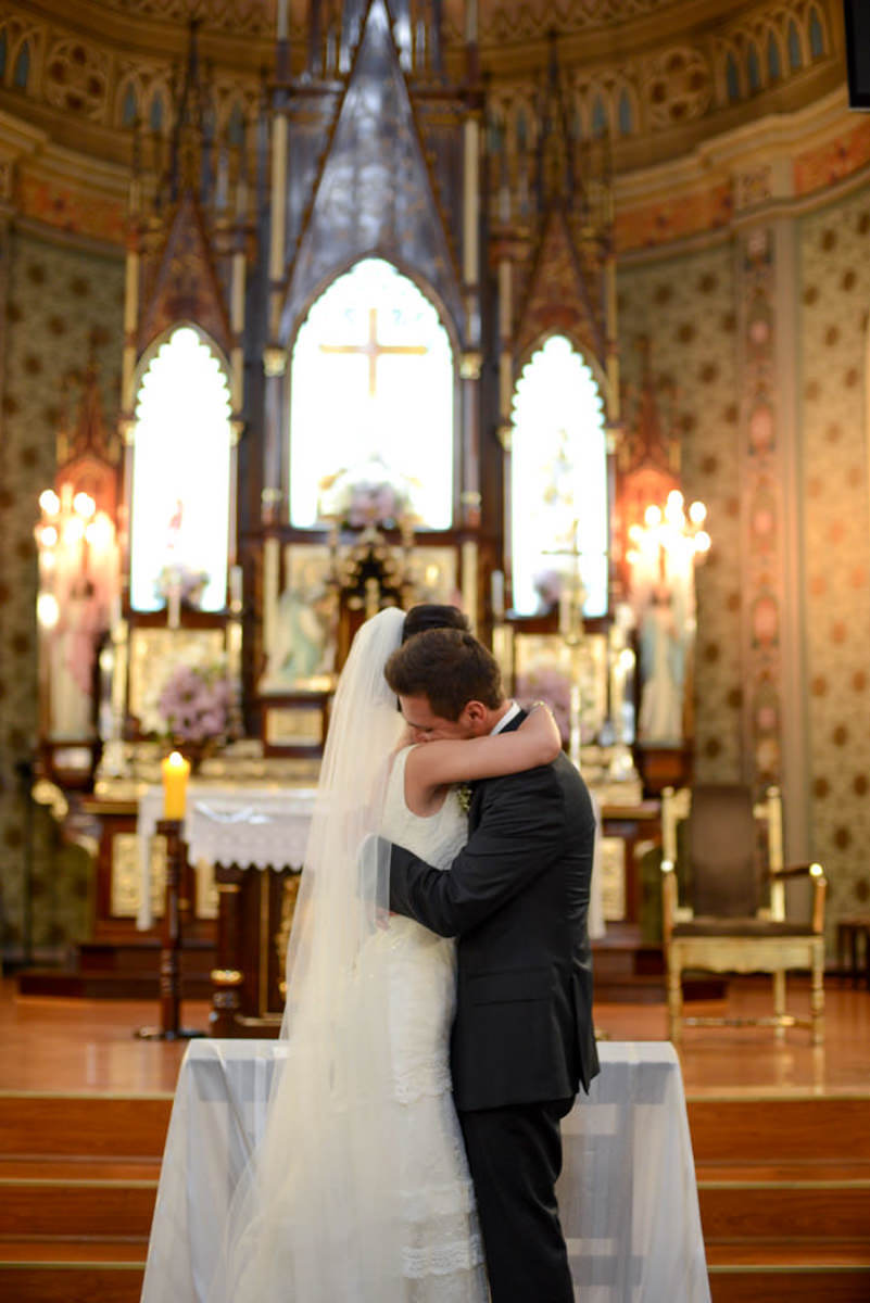 O fotógrafo de casamentos Michel Druziki, fotografou o casamento lindo do casal Camila e Bruno, na igreja Matriz em Campo Largo. Noivos abraçados depois da troca das alianças