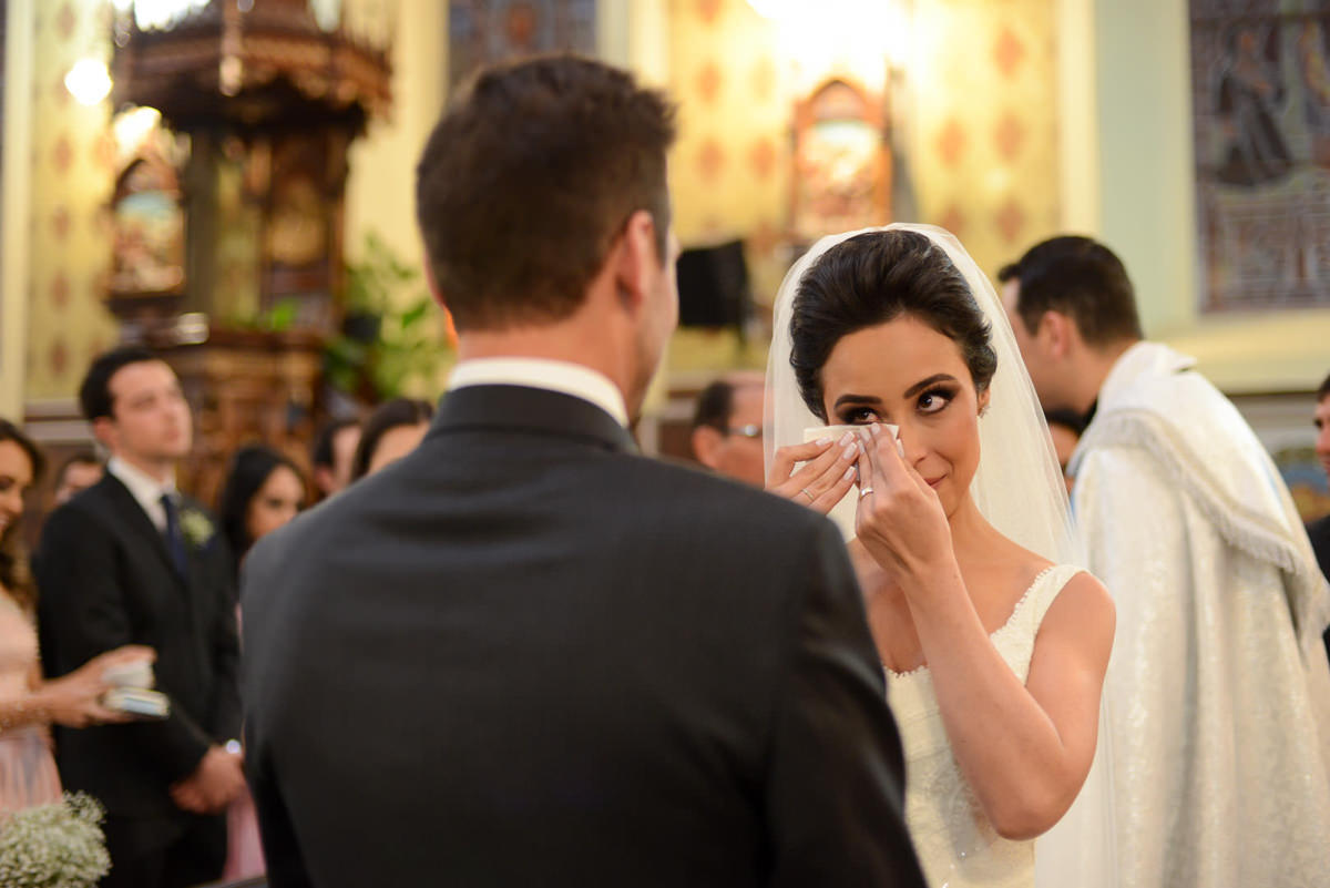 O fotógrafo de casamentos Michel Druziki, fotografou o casamento lindo do casal Camila e Bruno, na igreja Matriz em Campo Largo. Noiva emocionada durante o casamento