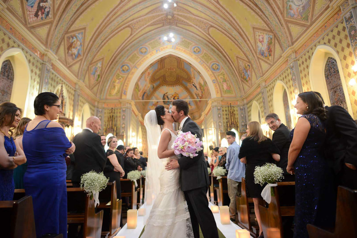 O fotógrafo de casamentos Michel Druziki, fotografou o casamento lindo do casal Camila e Bruno, na igreja Matriz em Campo Largo.  O beijo do casal na saída da igreja