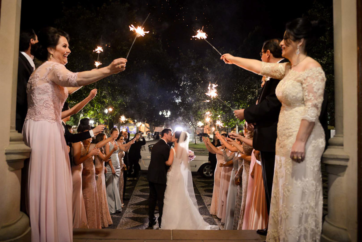 O fotógrafo de casamentos Michel Druziki, fotografou o casamento lindo do casal Camila e Bruno, na igreja Matriz em Campo Largo. O beijo dos noivos na escadaria da igreja