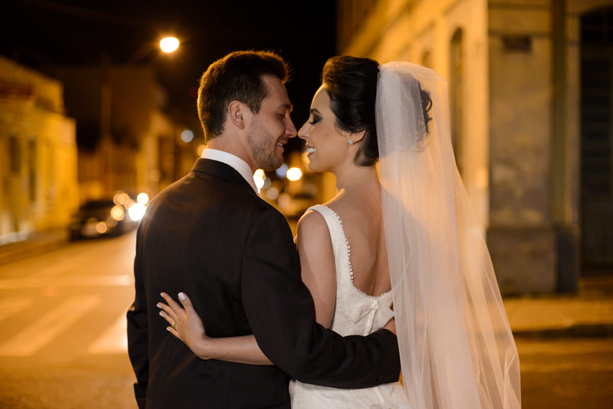 O fotógrafo de casamentos Michel Druziki, fotografou o casamento lindo do casal Camila e Bruno, na igreja Matriz em Campo Largo. Os noivos se olhando e sorrindo após a cerimônia