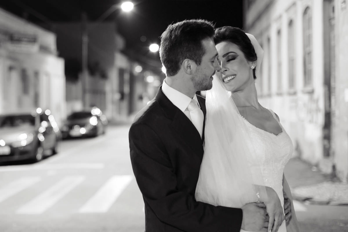O fotógrafo de casamentos Michel Druziki, fotografou o casamento lindo do casal Camila e Bruno, na igreja Matriz em Campo Largo. Noivos abraçados e de olhos fechados após a cerimônia
