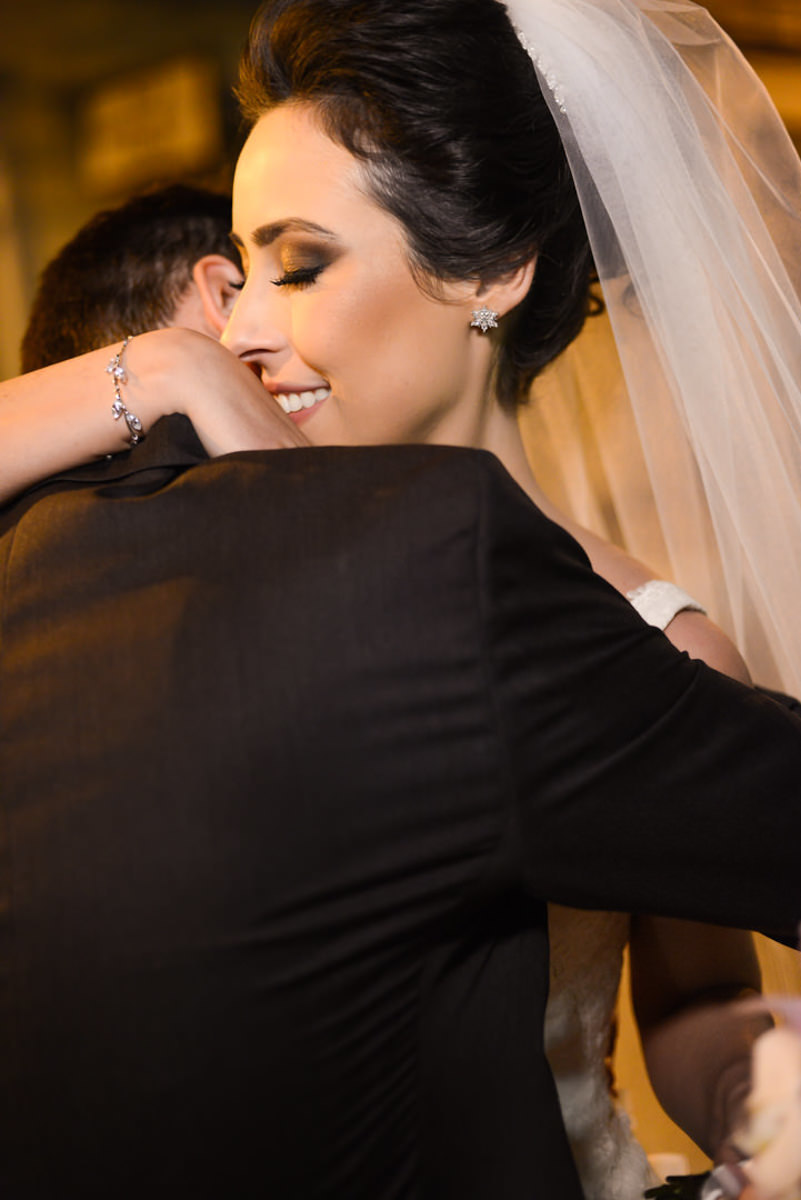 O fotógrafo de casamentos Michel Druziki, fotografou o casamento lindo do casal Camila e Bruno, na igreja Matriz em Campo Largo. Noivos abraçados e de olhos fechados após a cerimônia