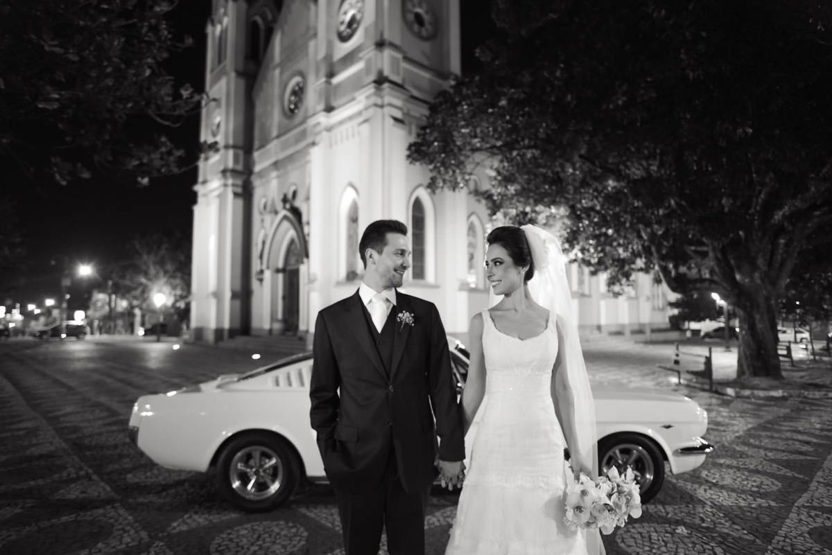 O fotógrafo de casamentos Michel Druziki, fotografou o casamento lindo do casal Camila e Bruno, na igreja Matriz em Campo Largo. Noivos de mãos dadas em frente à igreja