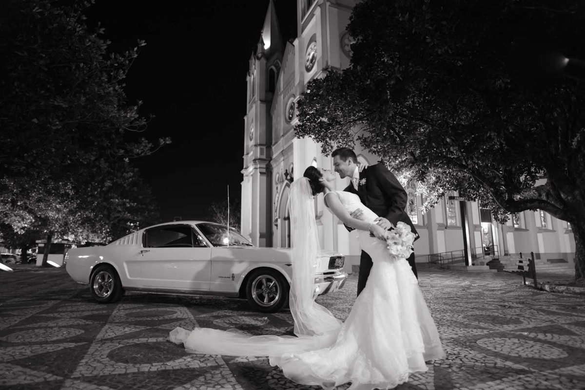 O fotógrafo de casamentos Michel Druziki, fotografou o casamento lindo do casal Camila e Bruno, na igreja Matriz em Campo Largo. Noivo segurando noiva no beijo em frente à igreja