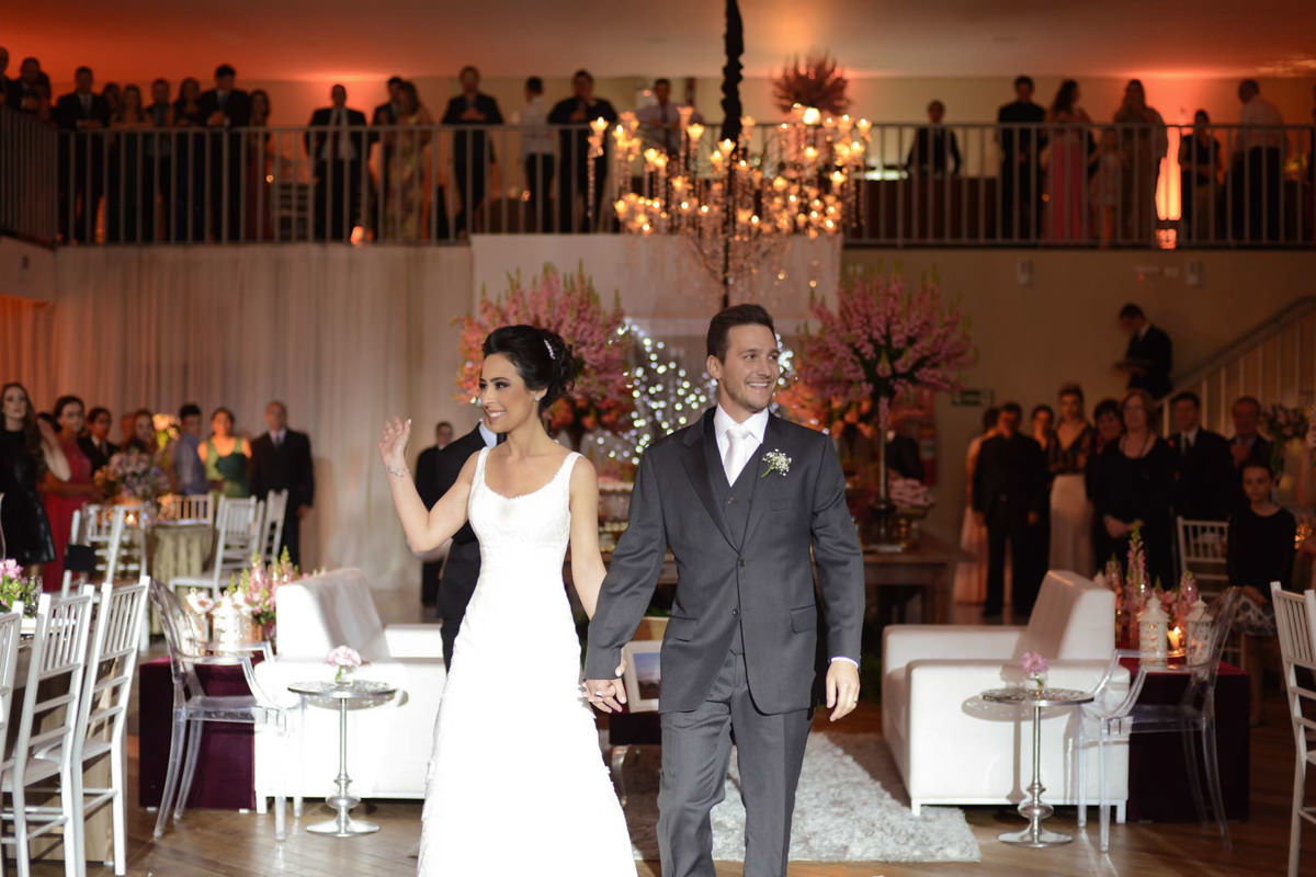 O fotógrafo de casamentos Michel Druziki, fotografou o casamento lindo do casal Camila e Bruno, na igreja Matriz em Campo Largo. Noivos chegando na festa de mãos dadas