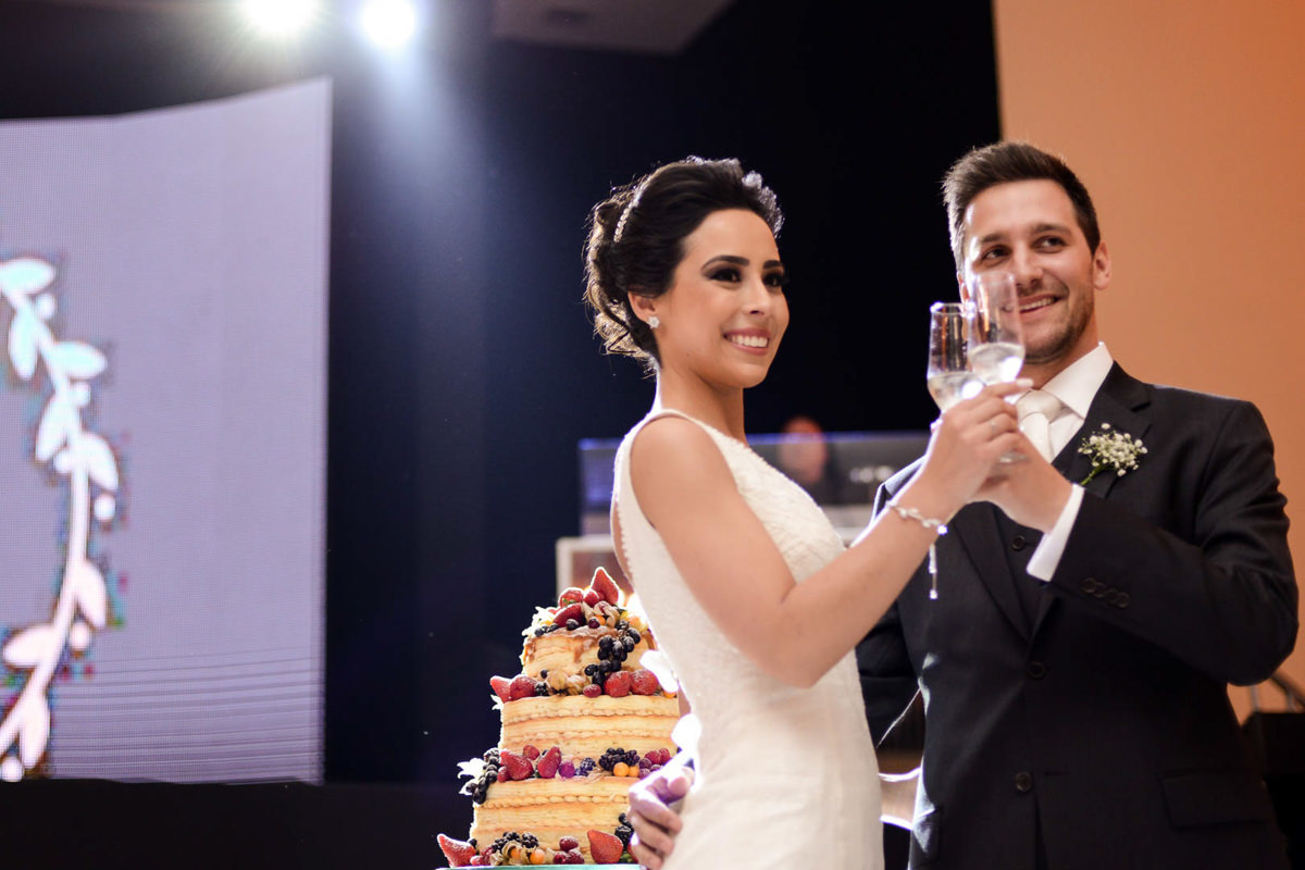 O fotógrafo de casamentos Michel Druziki, fotografou o casamento lindo do casal Camila e Bruno, na igreja Matriz em Campo Largo. Noivos brindando