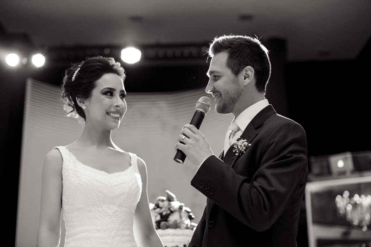 O fotógrafo de casamentos Michel Druziki, fotografou o casamento lindo do casal Camila e Bruno, na igreja Matriz em Campo Largo. Noivo se declarando para noiva na festa