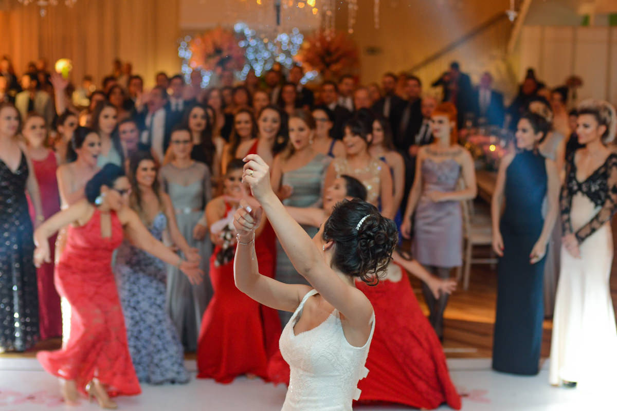 O fotógrafo de casamentos Michel Druziki, fotografou o casamento lindo do casal Camila e Bruno, na igreja Matriz em Campo Largo. Noiva jogando buquê