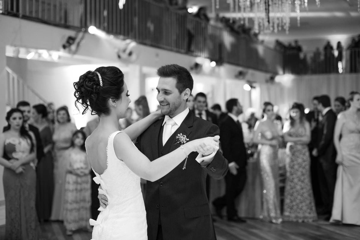 O fotógrafo de casamentos Michel Druziki, fotografou o casamento lindo do casal Camila e Bruno, na igreja Matriz em Campo Largo. Noivos na primeira valsa
