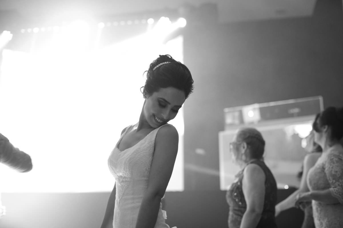 O fotógrafo de casamentos Michel Druziki, fotografou o casamento lindo do casal Camila e Bruno, na igreja Matriz em Campo Largo. Noiva dançando 