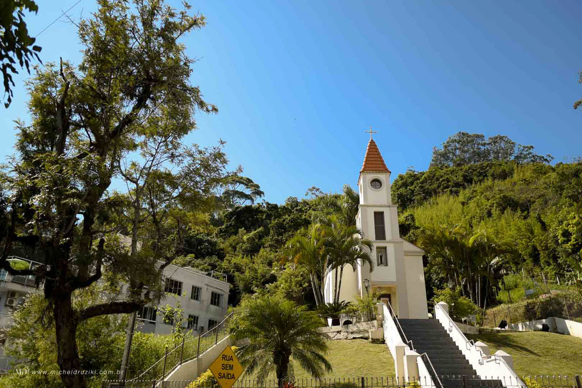 Casamento na praia do casal Dani e André fotografado pelo melhor fotógrafo de casamentos e ensaios de campo largo e Curitiba, Michel Druziki. igreja em frente ao mar